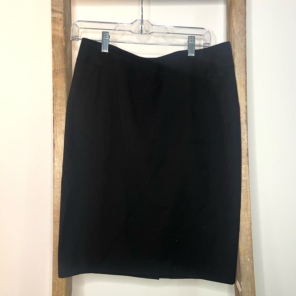 LOFT black pencil skirt, size 8. Zipper closure with back slit.
